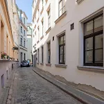 Spacious 1-Bedroom Apartment In The Heart Of Old Town